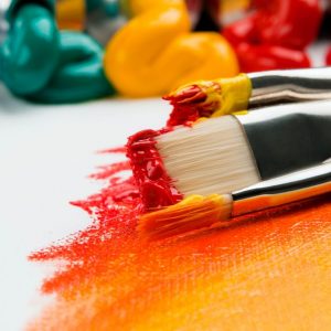 Akrylfärg kan användas till pyssel, uppfräschning av möbler, målningar och mycket mer