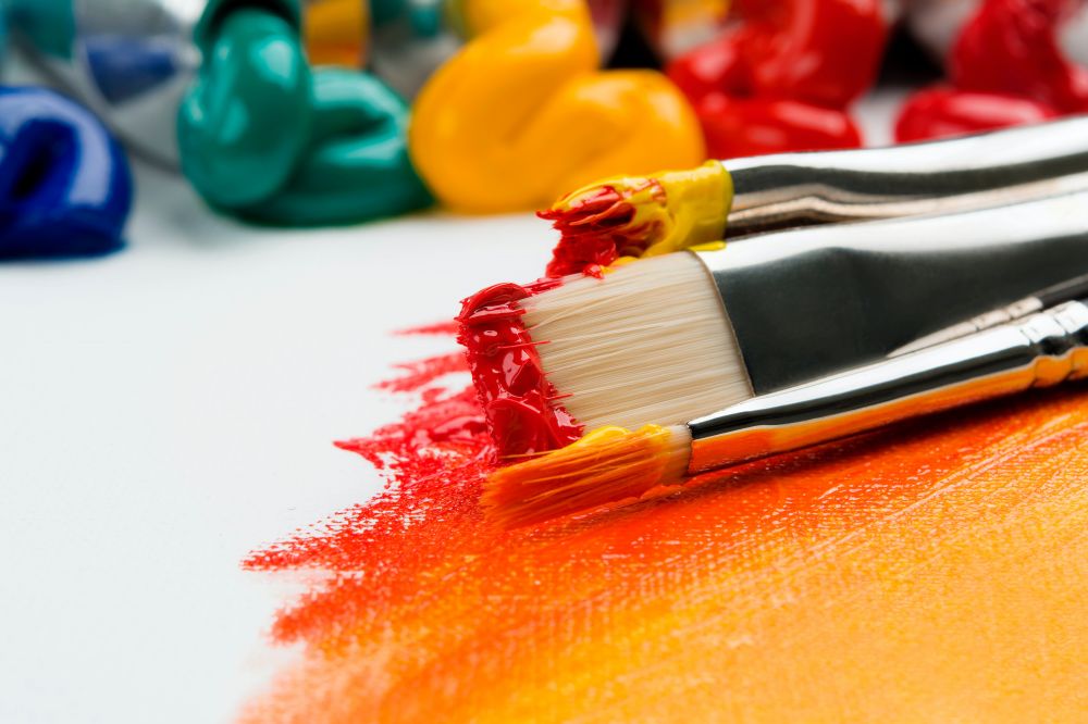 Akrylfärg kan användas till pyssel, uppfräschning av möbler, målningar och mycket mer