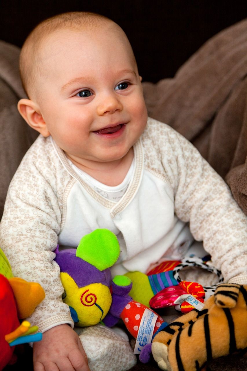 Leksaker för barn i åldern 8 månader är viktiga för deras utveckling och lärande